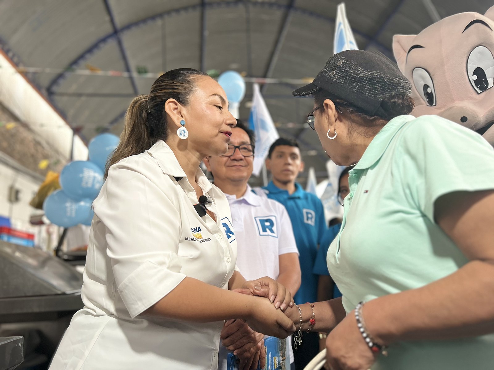 Susana saludando a una vecina