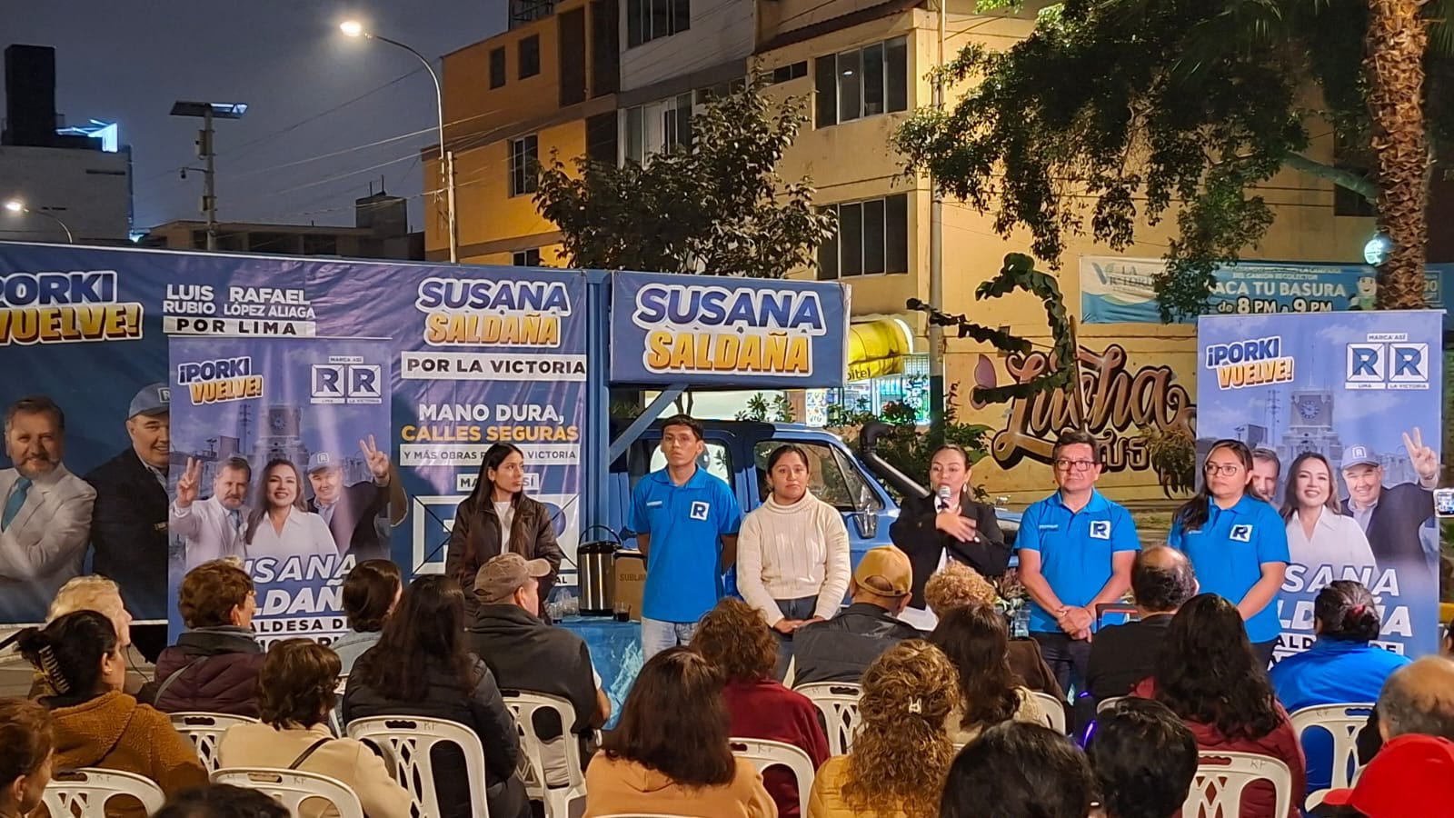Susana Saldaña junto a su equipo y vecinos durante el conversatorio vecinal de Renovación Popular en el Parque Krumdieck, Zona 40 de La Victoria